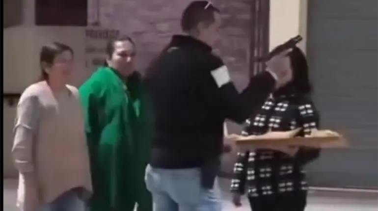 Separan del cargo a ministerial de Oaxaca por presumir arma a mujer