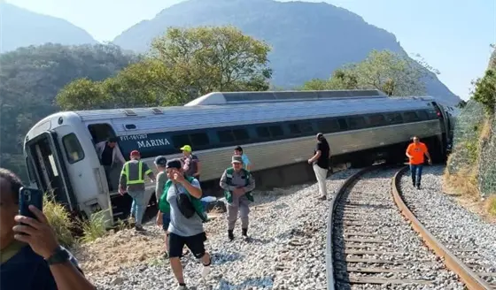 Atenci&oacute;n a v&iacute;ctimas y esclarecer causas por descarrilamiento del tren son las prioridades, afirma Sheinbaum