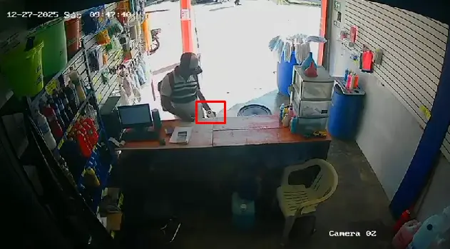 Sujeto roba celular de tienda de productos de limpieza en Jalpa