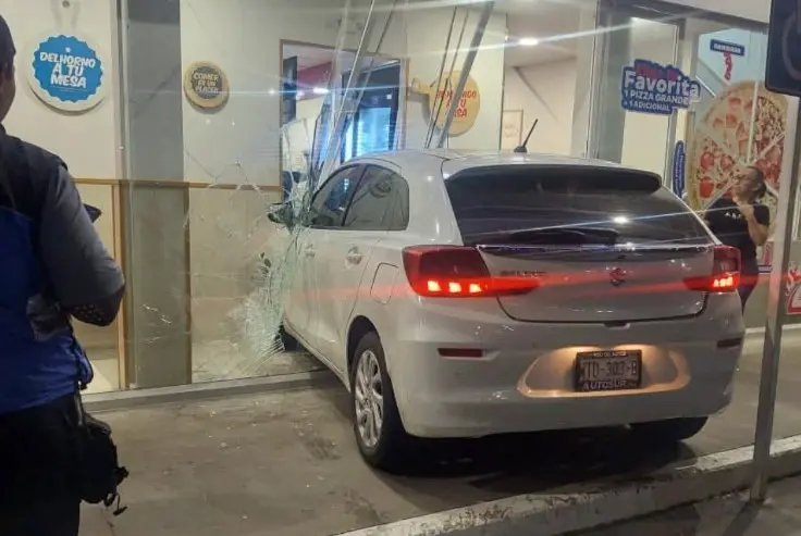 Automovilista pierde el control y termina dentro de una pizzer&iacute;a en Para&iacute;so