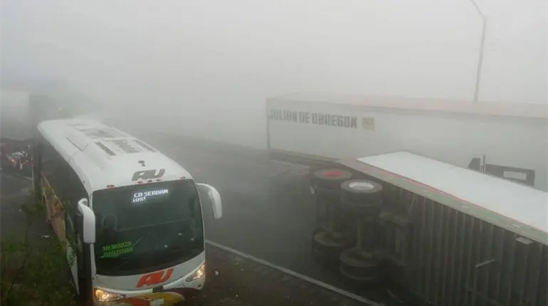 Chocan tr&aacute;ileres en las Cumbres de Maltrata, Veracruz; uno termina volcado