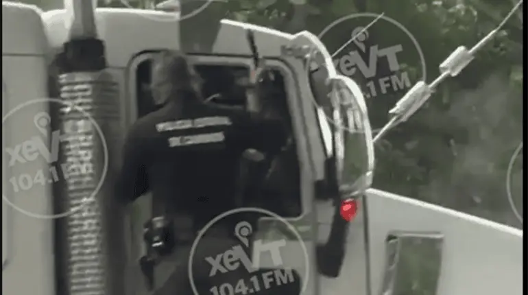 Detienen a conductor de tr&aacute;iler tras persecuci&oacute;n en boulevard Ruiz Cortines de Villahermosa