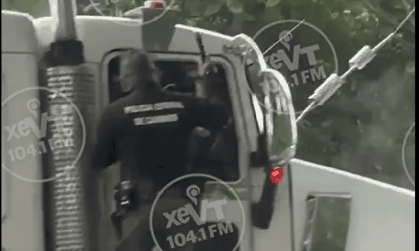 Detienen a conductor de tráiler tras persecución en Av. Ruiz Cortines de Villahermosa