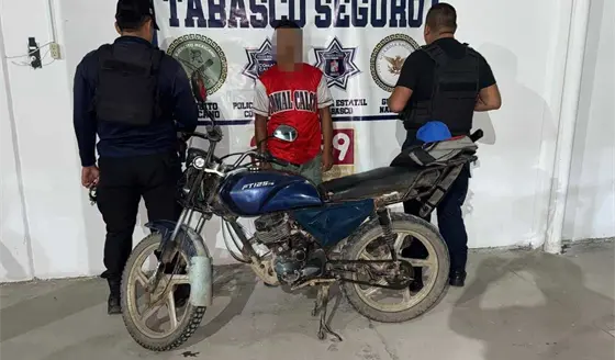 Detienen en Comalcalco a hombre que manejaba moto supuestamente robada