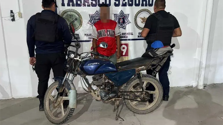 Detienen en Comalcalco a hombre que manejaba moto supuestamente robada