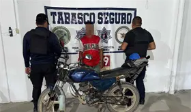 Detienen en Comalcalco a hombre que manejaba moto supuestamente robada