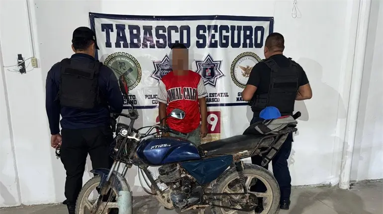 Detienen en Comalcalco a hombre que manejaba moto supuestamente robada