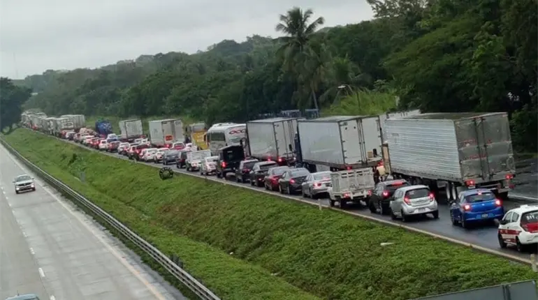 Se registra accidente en la Minatitl&aacute;n-Acayucan y ocasiona caos vehicular