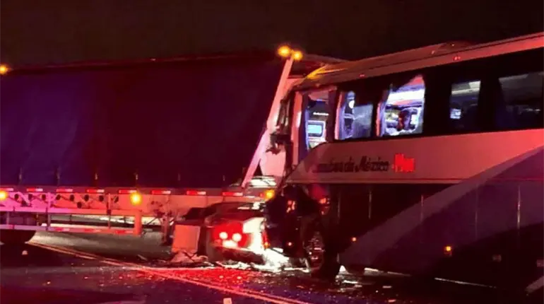 Un muerto y 10 heridos, deja choque entre autob&uacute;s y tr&aacute;iler en Zacatecas
