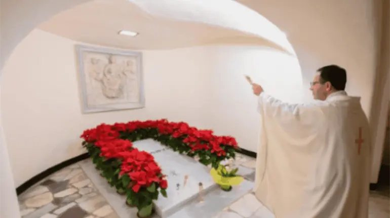 Realizan misa en la Bas&iacute;lica de San Pedro por el tercer aniversario luctuoso del Papa Benedicto XVI