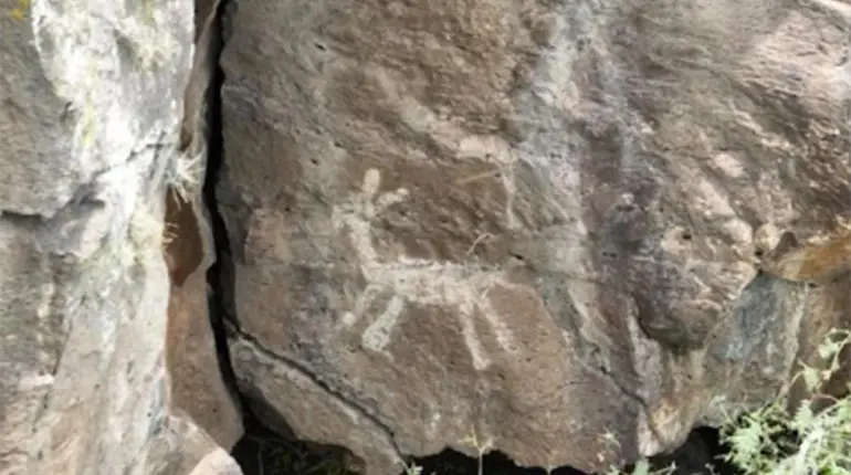 Descubren en Quer&eacute;taro petrograbados milenarios durante trabajos de nuevo tren