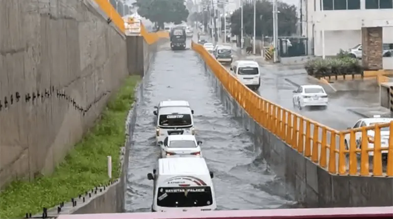 Persisten encharcamientos en paso deprimido de distribuidor vial pese a sistema de extracci&oacute;n