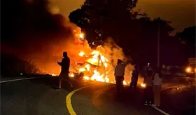 Camioneta se incendia tras choque con motocicleta en la Villahermosa-Teapa