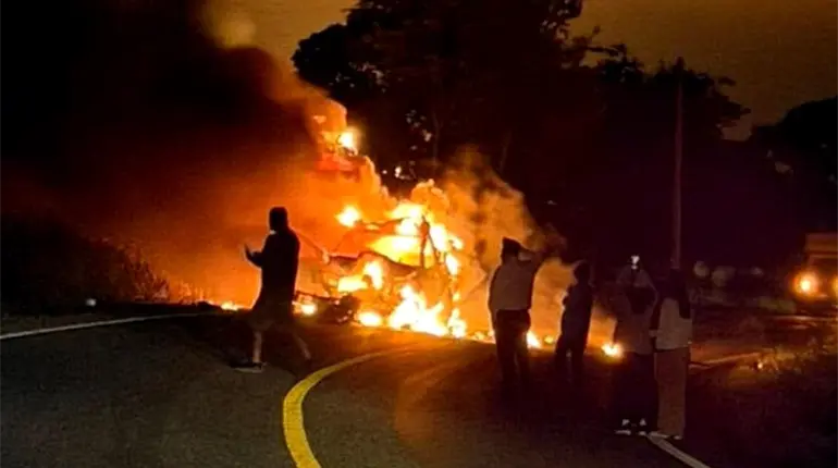 Camioneta se incendia tras choque con motocicleta en la Villahermosa-Teapa