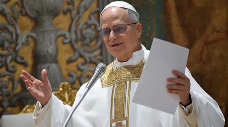 Advierte Le&oacute;n XIV que "otros designios" envuelven al mundo y propone a Mar&iacute;a como respuesta