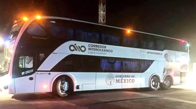 Tras descarrilamiento, Tren Interoce&aacute;nico da servicio con autobuses a quienes ten&iacute;an boletos