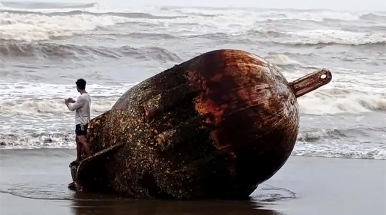 Boya gigante recala en la playa de Coatzacoalcos
