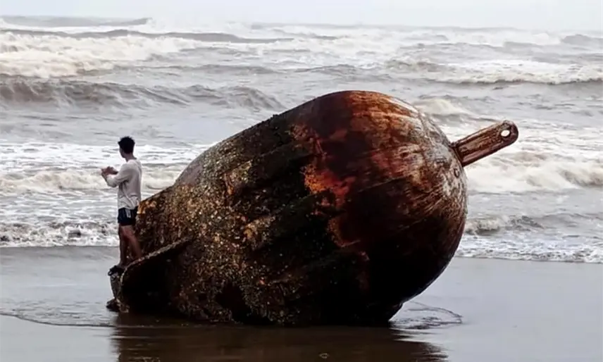 Boya gigante recala en la playa de Coatzacoalcos