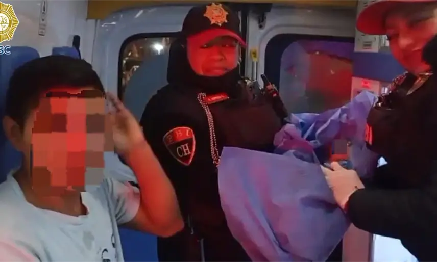 Policías auxilian parto a bordo de un taxi en el CETRAM de Tacubaya