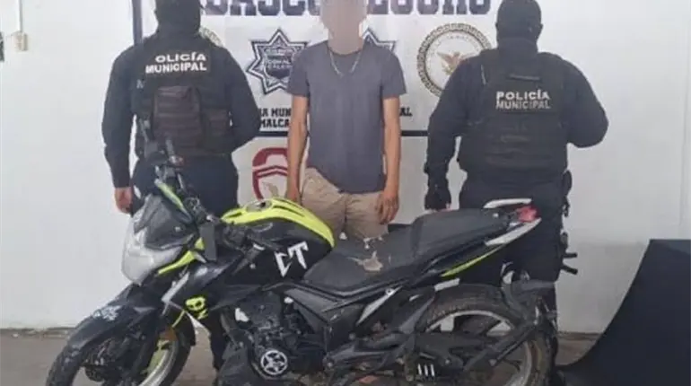 Detienen a hombre con motocicleta robada en Comalcalco