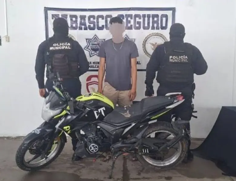 Detienen a hombre con motocicleta robada en Comalcalco