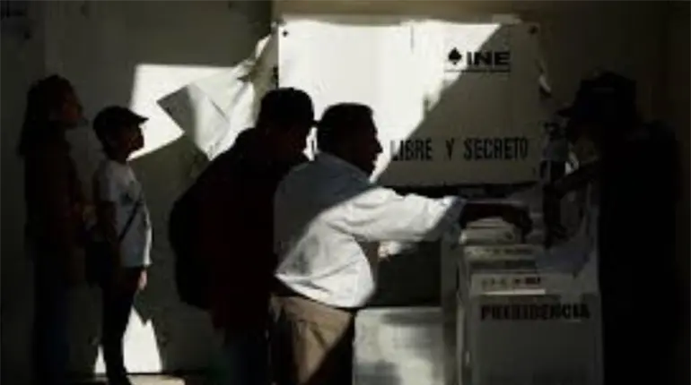 "Reforzar&aacute; democracia": Sheinbaum rechaza que Reforma Electoral quite autonom&iacute;a al INE