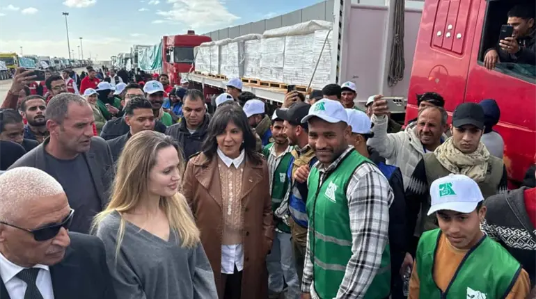 Visita Angelina Jolie a refugiados en frontera de la Franja de Gaza