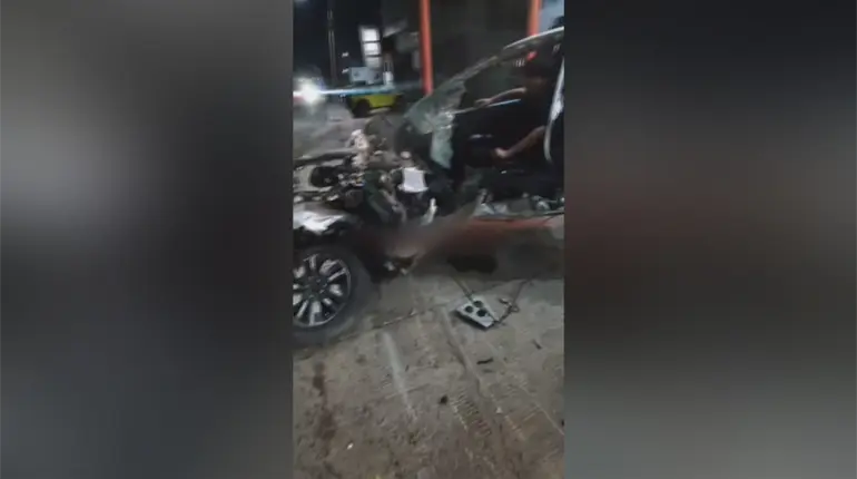 Auto queda destrozado tras fuerte accidente en Ruiz Cortines; ocupantes resultan ilesos