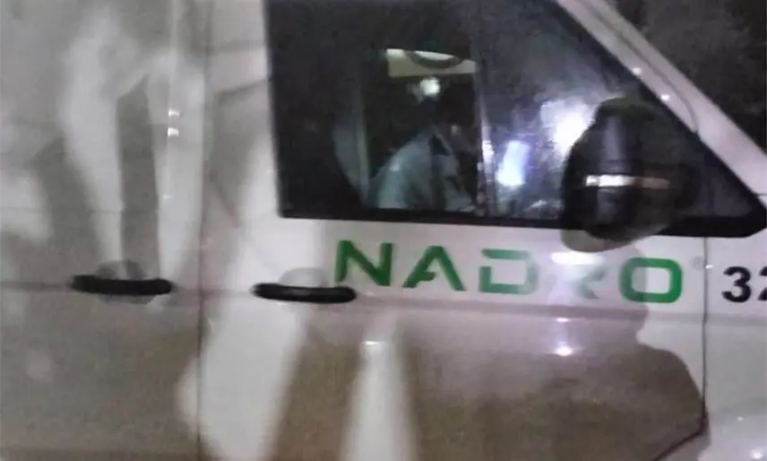 Camioneta de Nadro choca contra sede de Notaria No. 26, en Atasta