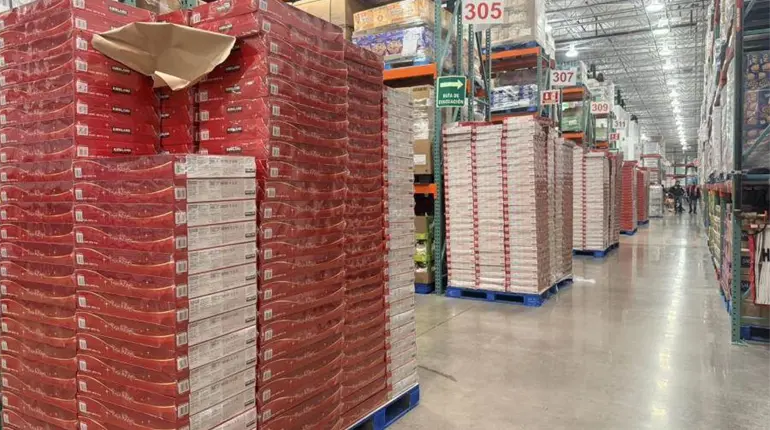 Clientes y revendedores hacen largas filas por roscas de Cotsco en Villahermosa