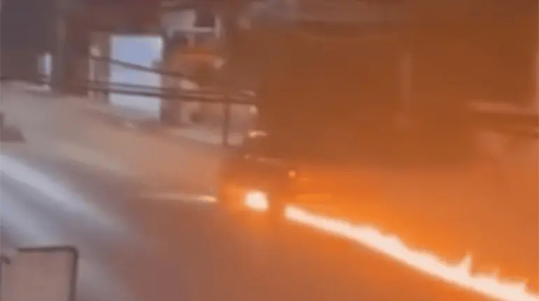 Camioneta arrolla a motocicleta y terminan incendiados en Jalpa