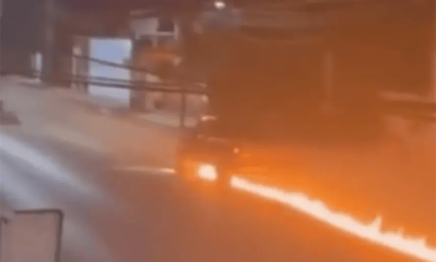 Camioneta arrolla a motocicleta y terminan incendiados en Jalpa