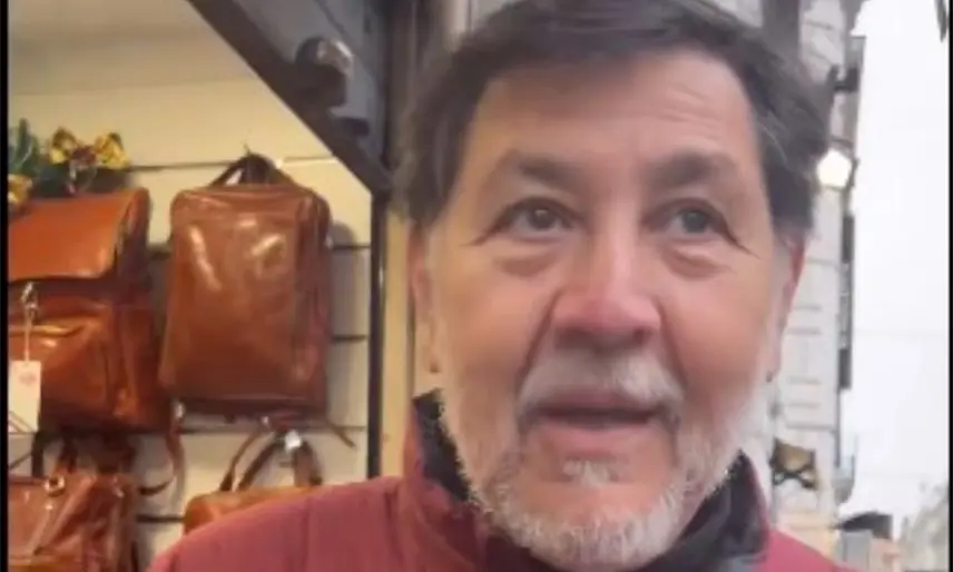 Mexicano se encuentra a Noroña en calles de Roma y lo increpa