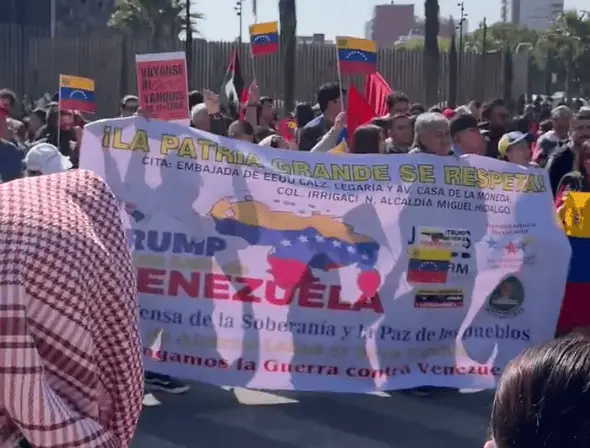 Protestan a favor y en contra de captura de Maduro en embajadas de EE. UU. y Venezuela en M&eacute;xico
