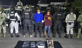 Detienen a dos j&oacute;venes con armas y drogas en Centro