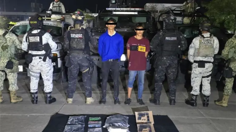 Detienen a dos j&oacute;venes con armas y drogas en Centro