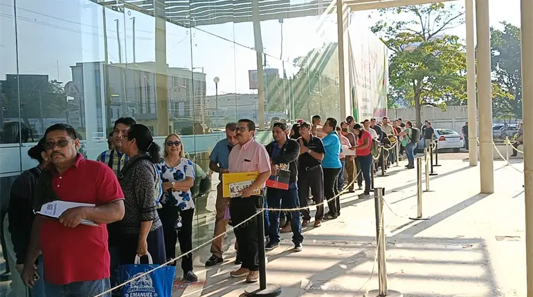 Contribuyentes abarrotan Base 4 para canje de placas