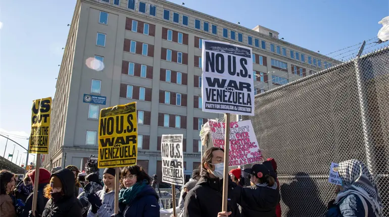Protestan cientos de personas frente al centro penitenciario de Nueva York donde est&aacute; Maduro