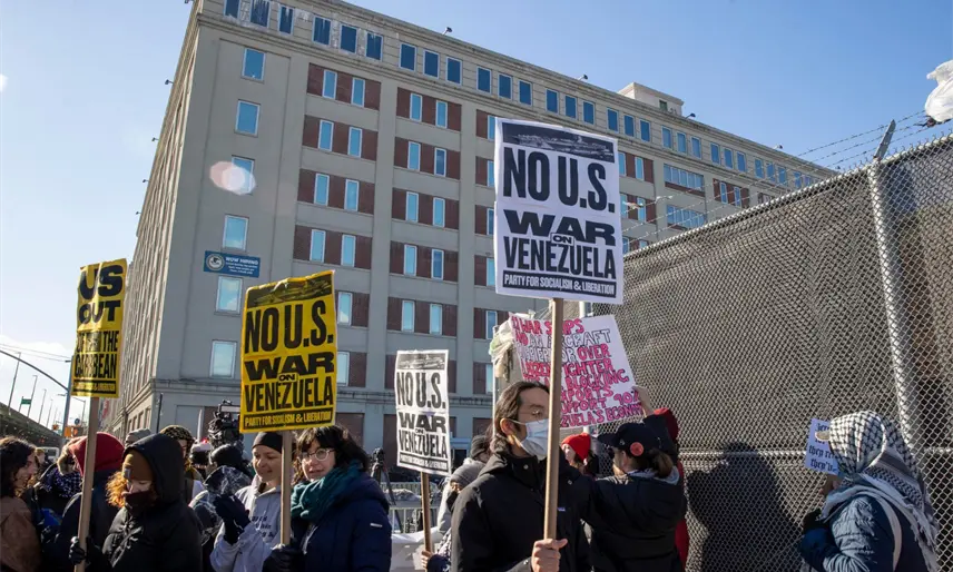 Protestan cientos de personas frente al centro penitenciario de Nueva York donde está Maduro