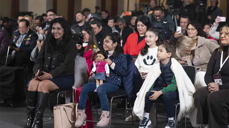 &iquest;Por qu&eacute; quitaste los dulces?: Ni&ntilde;os a Sheinbaum durante Ma&ntilde;anera