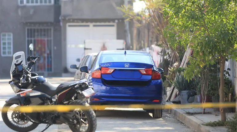 Localizan veh&iacute;culo involucrado en atropellamiento y muerte de motociclista en CDMX