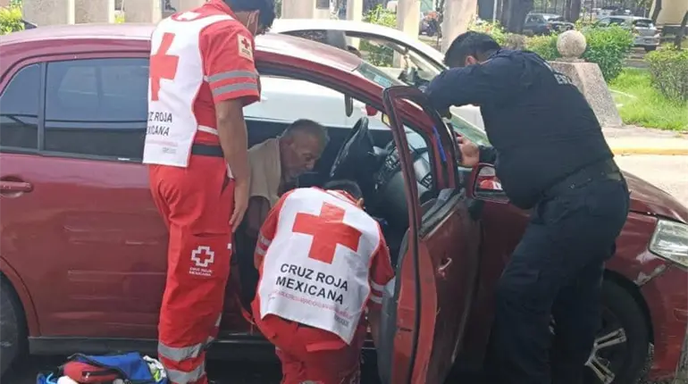 "Abuelo" se sale de su casa, moviliza a autoridades que lo encuentran dentro de veh&iacute;culo en Tabasco 2000