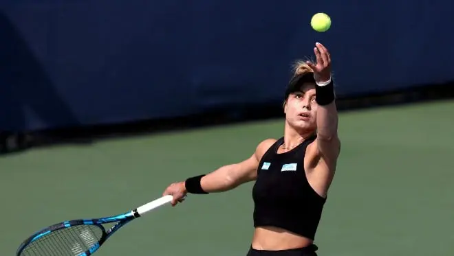 Renata Zaraz&uacute;a vence a Sloane Stephens en su arranque de 2026