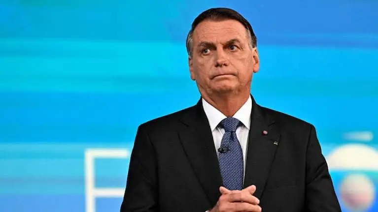 Bolsonaro es atendido por traumatismo craneoencef&aacute;lico leve tras caerse en prisi&oacute;n