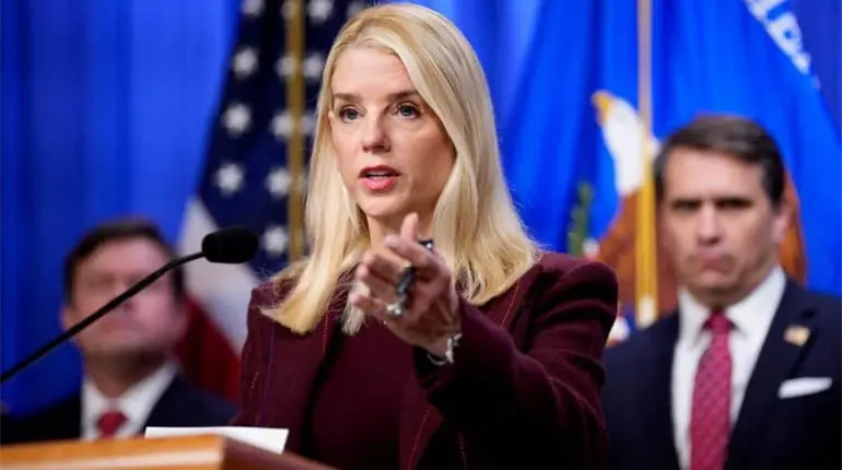 Maduro no s&oacute;lo es un narcotraficante, "es un monstruo": Pam Bondi