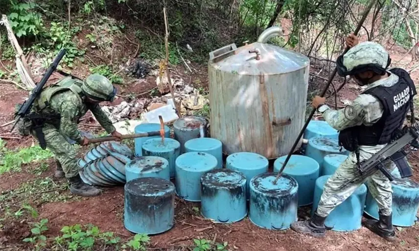 Aseguran en Sinaloa precursores químicos valuados en 54 mdp y armas