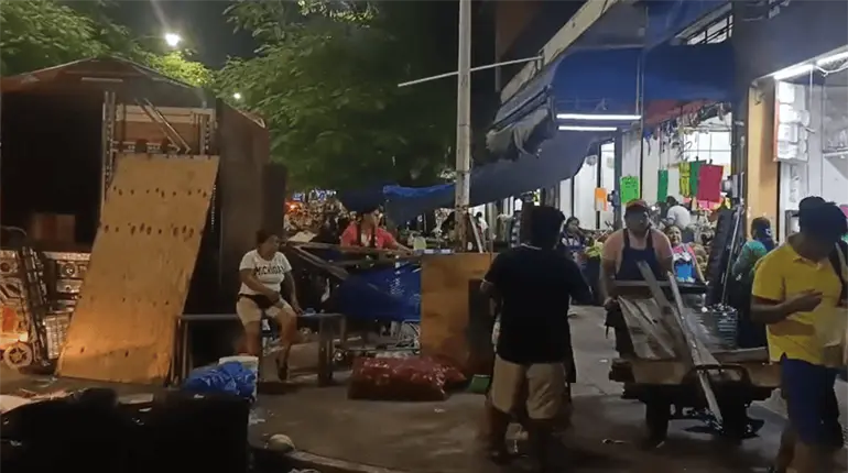 Ambulantes desocupan inmediaciones del mercado Pino Su&aacute;rez; se niegan a ser reubicados