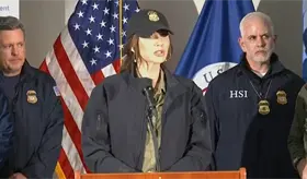 Kristi Noem califica como "terrorismo dom&eacute;stico" asesinato de mujer en Minneapolis