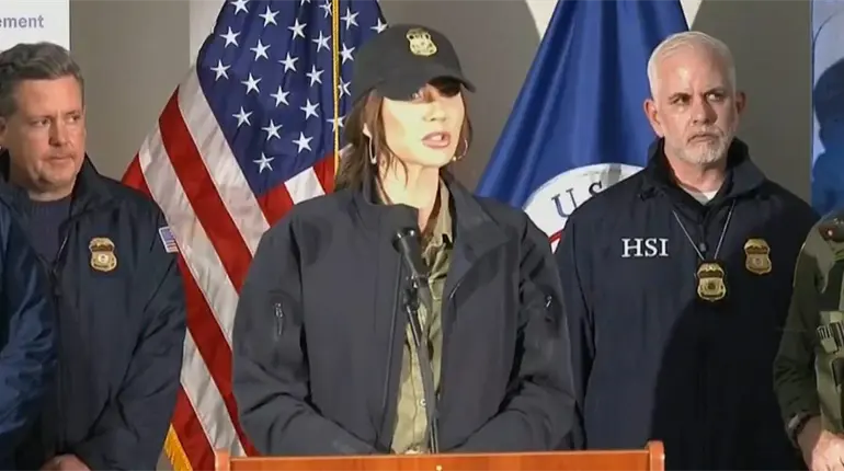 Kristi Noem califica como "terrorismo dom&eacute;stico" asesinato de mujer en Minneapolis