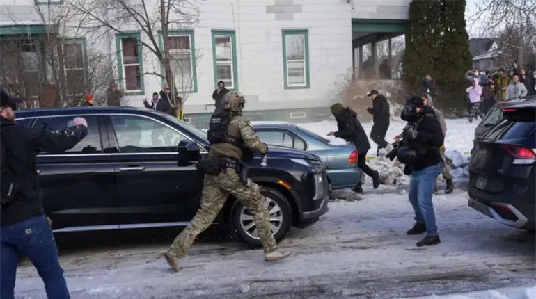 Agente de ICE dispara y mata a una mujer durante operativo migratorio en Minneapolis